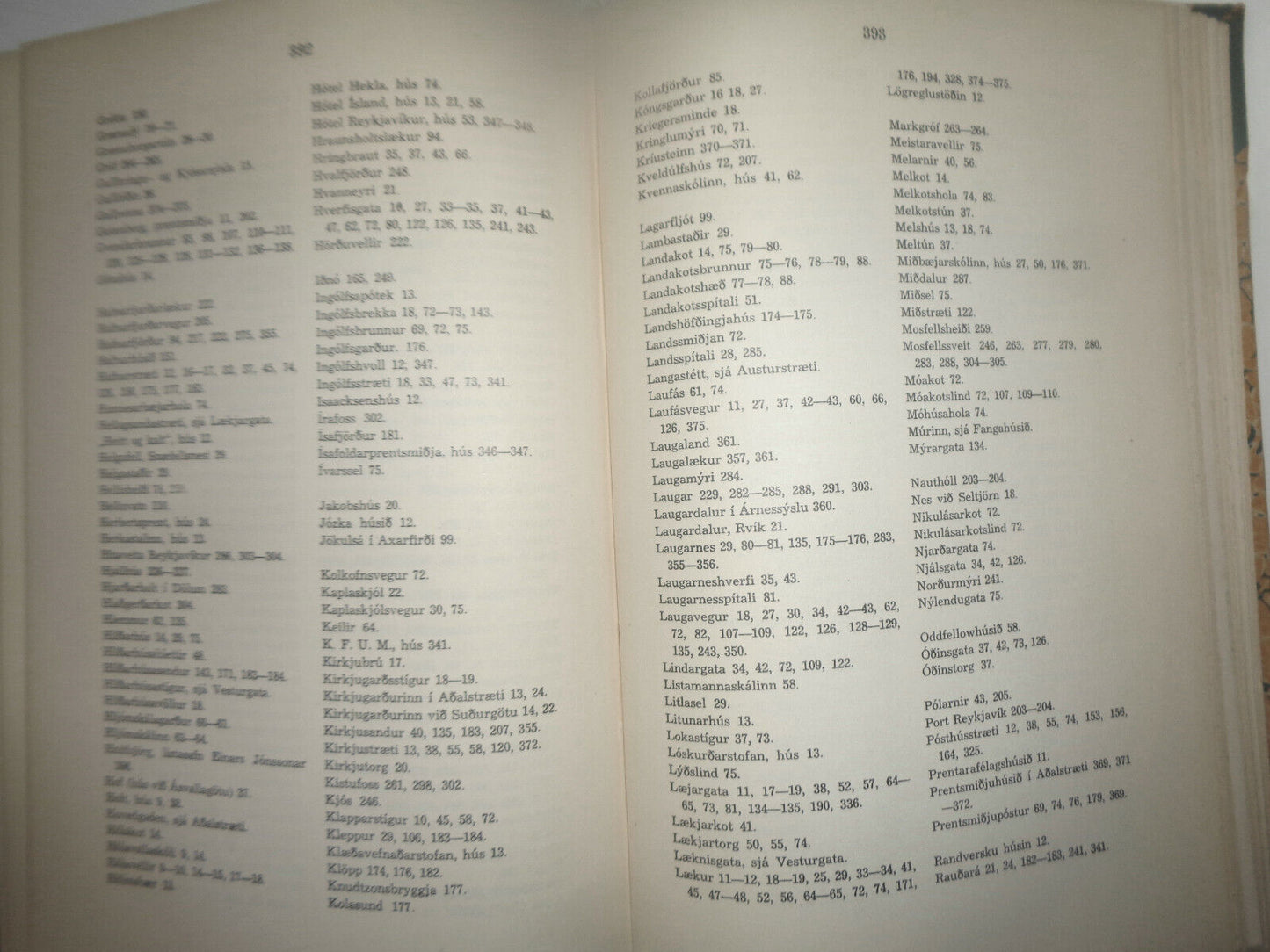 Úr bæ í borg : nokkrar endurminningar Knud Zimsens ... 1952. In Icelandic.