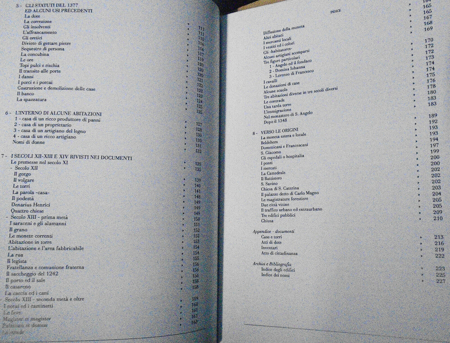Ascoli e l'edilizia privata medievale : nei secoli XII, XIII e XIV. 1995