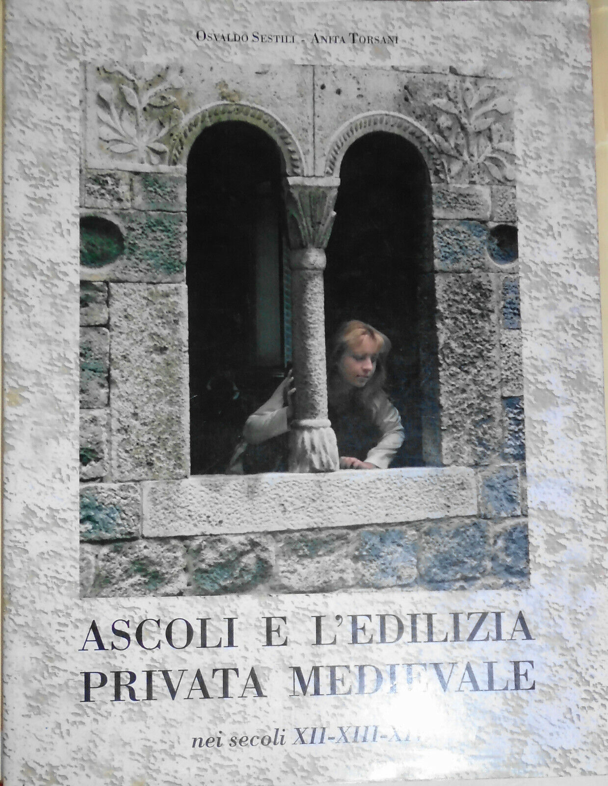 Ascoli e l'edilizia privata medievale : nei secoli XII, XIII e XIV. 1995