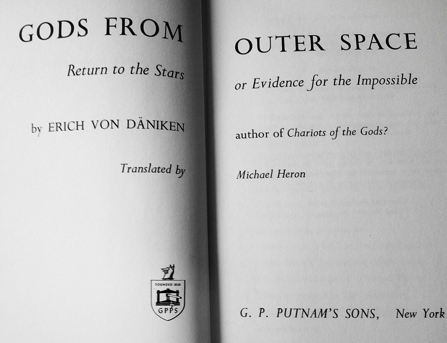 Gods From Outer Space, by Erich von Daniken. First Edition, 1971 - Hardcover/DJ