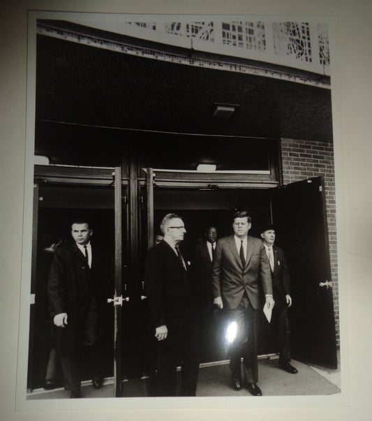 1962 President Kennedy Photo: D.C. -- Mass on day Cuban Missile Crisis resolved