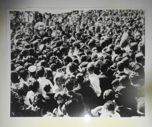 1962 President Kennedy Original Photo - South Lawn : Engulfed by 2000 students